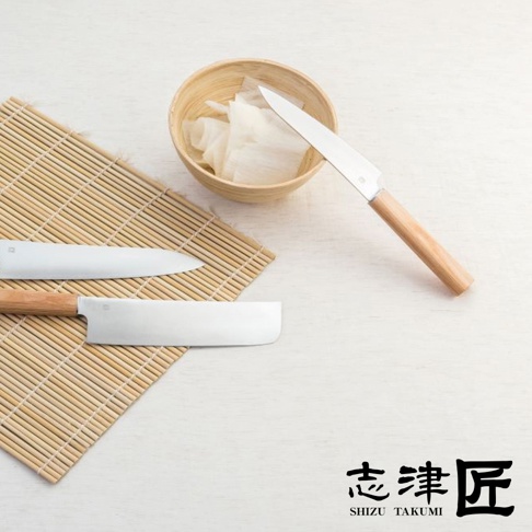 Yuri / Petit knife 水果刀，不鏽鋼刀刃搭配木質手柄，呈現簡約現代風格。刀具擺放在竹簾和木碗旁，碗中盛有切片食材。