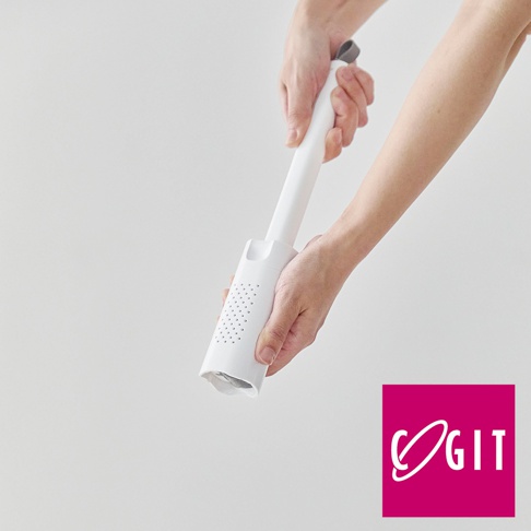 雙手握持白色塑膠材質的推拉式海綿刷，刷頭下方有排水孔設計，刷柄為長條狀，頂端有灰色塑膠蓋。