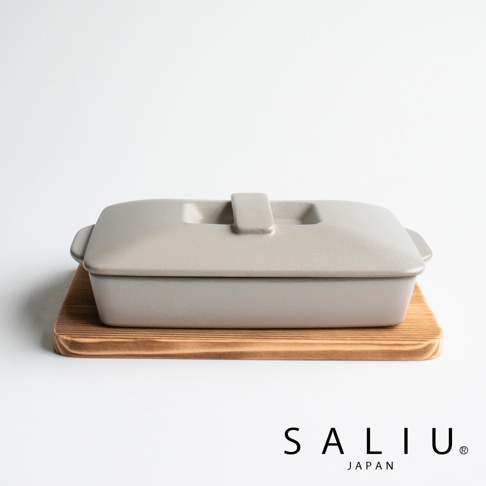 The chef 多功能耐熱陶製萬用長方形附蓋烤盤，S-平底，灰色陶製烤盤搭配木製底座，設計簡約，適合烘焙和烹飪。