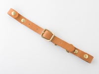 職人手作皮革背包用減壓胸前扣帶，淺棕色皮革材質，附黃銅色金屬扣環、铆釘及D型環。