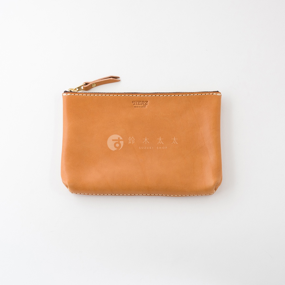 職人手作皮革長方形拉鍊收納包，顏色為淺棕色，材質為皮革，配有金色拉鍊和皮革拉頭。包包表面壓印有「HERZ MADE IN JAPAN」及「鈴木太太 SUZUKI SHOP」的標誌。