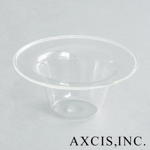 一個透明的玻璃點心碗，碗身呈深杯狀，邊緣外翻，呈現簡約的設計。