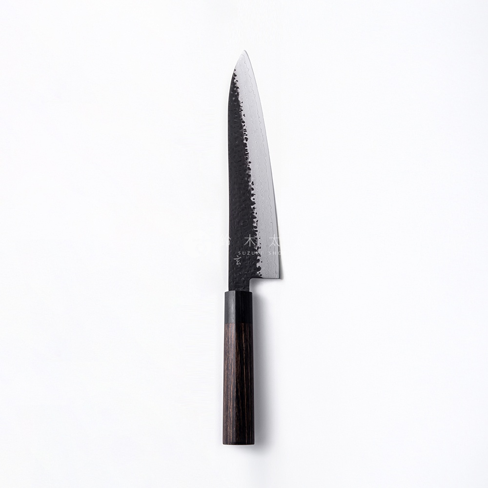 「玄 / Chef's knife 主廚刀21cm」，黑色鍛造紋理的刀刃，搭配深棕色木質刀柄，整體呈現簡潔俐落的日式風格。