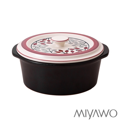IH系列7號耐溫差洋風陶土湯鍋1.7L，鍋身為黑色陶土材質，鍋蓋為白色，邊緣飾有紅彩及銀葉圖案，中間有白色圓形把手。