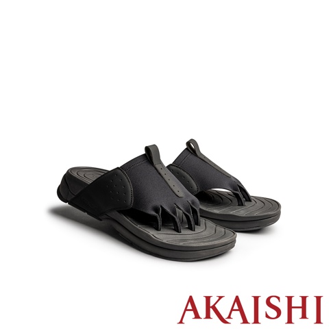一雙黑色的AKAISHI五指放鬆伸展拖鞋，採露趾五指分離設計，鞋面採用彈性布料與合成皮革材質，底部具有流線型防滑紋路，整體呈現黑色調，以側面角度展示於白色背景上。