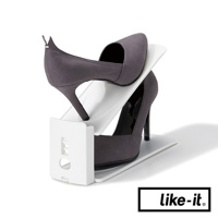 白色塑膠製三段可調節雙層收納鞋架，展示一雙灰色絨面高跟鞋，鞋架呈傾斜設計，方便收納。