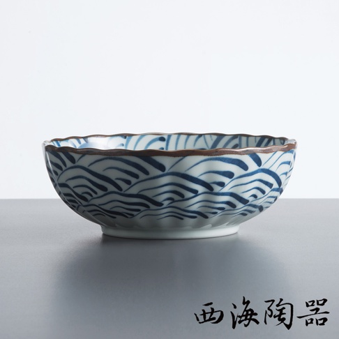 波佐見燒職人手繪丼飯碗，陶瓷材質，碗身飾有藍色波浪圖案，邊緣為棕色。