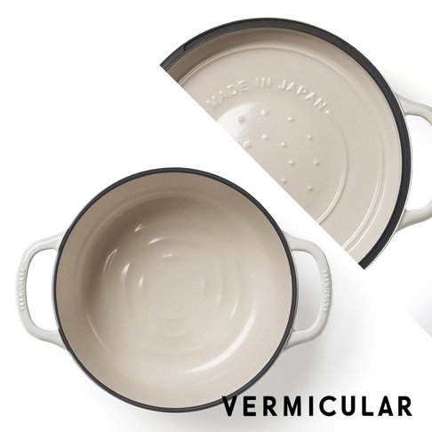 日本Vermicular IH琺瑯鑄鐵鍋，淺米色鍋身，鍋蓋內側印有「MADE IN JAPAN」字樣及點狀設計，配有黑色鍋緣與黑色提把。