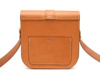 棕褐色皮革製作的單肩包，包身有方形前袋，袋口處有帶扣，並以白色縫線裝飾，整體風格簡約。