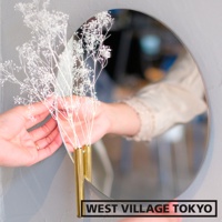 圓形鏡面壁掛展示架，搭配金色圓筒花器，內插白色滿天星乾燥花束。