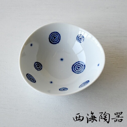 白色陶瓷小菜碟，表面繪有藍色螺旋紋與小圓點圖案，碟身略帶弧度。