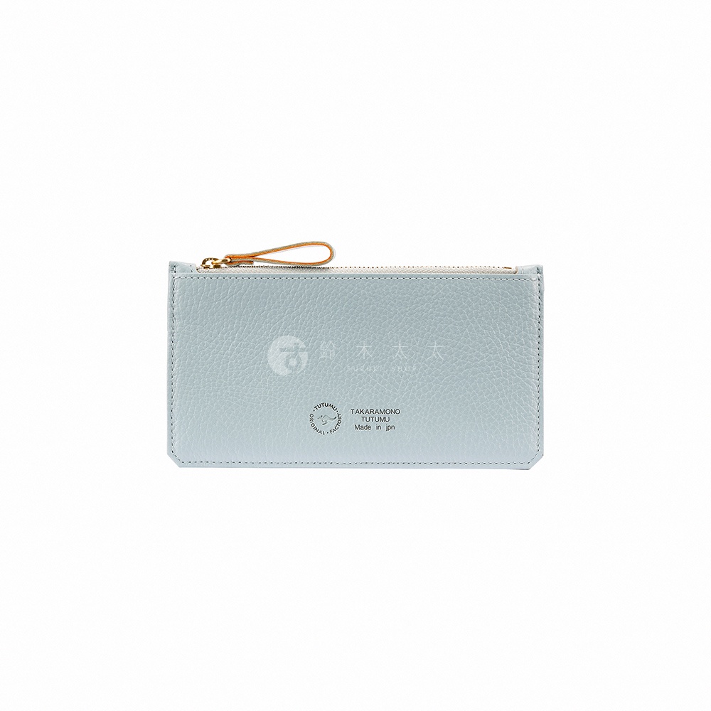 一個淺藍色皮革卡包，上面印有TAKABARAMONO TUTUMU Made in jpn字樣，並有一個棕色拉繩。
