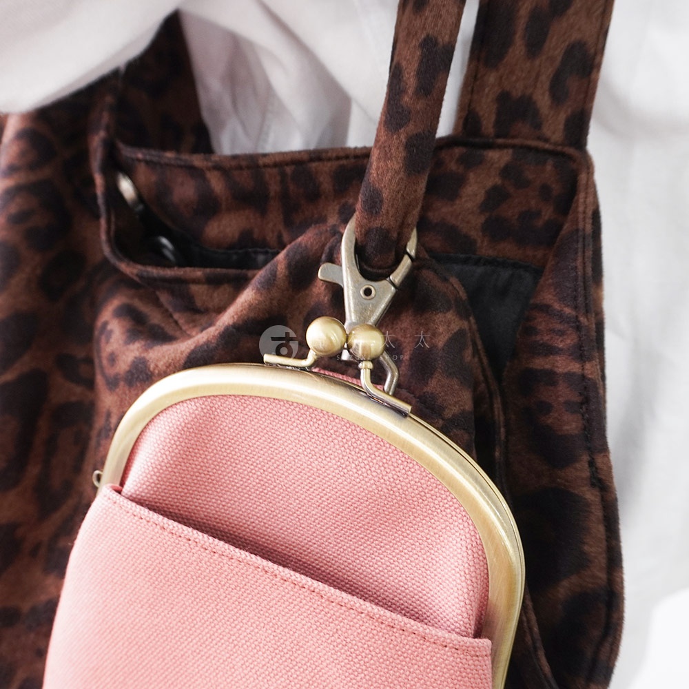 豹紋帆布與粉色帆布組合的腰掛口金包，金屬扣環細節