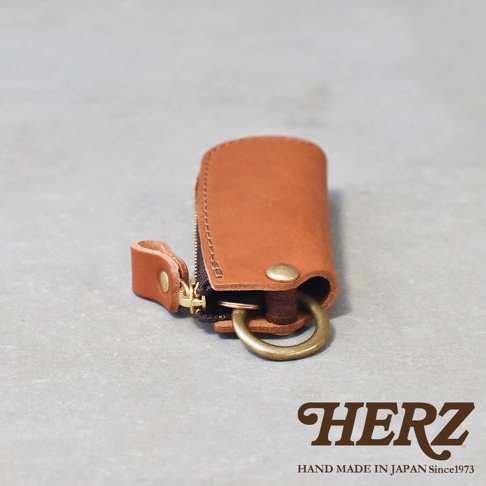 職人手作皮革Organ拉鍊鑰匙包，咖啡色皮革，拉鍊為金色，附有皮製掛環和黃銅鑰匙圈。
