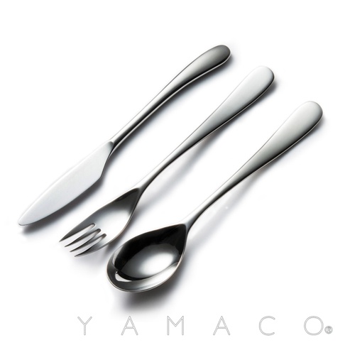 若水系列霧面不鏽鋼晚餐叉匙刀三件組，包含一把刀、一把叉和一把湯匙，皆為霧面不鏽鋼材質，設計簡約優雅。