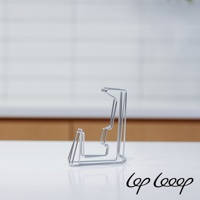 銀色金屬線條構成的伸縮式砧板架，設計簡約，線條流暢，呈現出金屬光澤。