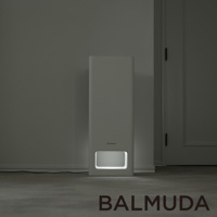 The Pure 空氣清淨機，白色長方形機身，底部有嵌入式矩形進氣口，散發柔和白光。機身正面印有 BALMUDA 品牌標誌。