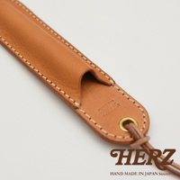 職人手作的皮革筆套，焦糖色皮革，縫線精緻，附有掛繩孔。