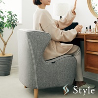 灰色布質的 Chair DC 美姿調整座椅，椅背為包覆式設計，椅腳為木質。