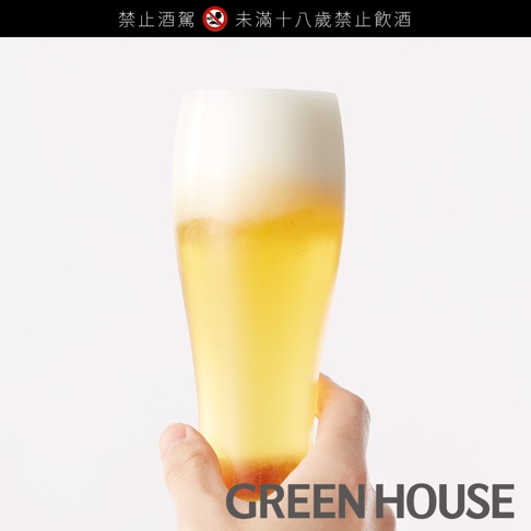 手持一杯充滿細緻泡沫的黃金啤酒，啤酒呈現清澈的淡黃色，杯壁上有微小的氣泡，頂部覆蓋著厚實綿密的白色泡沫。