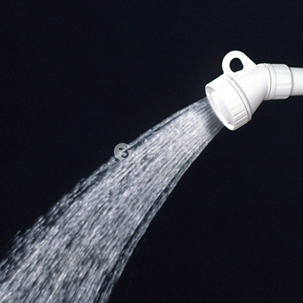 白色塑膠短灑水噴嘴，噴出細密水流，帶有掛環設計。