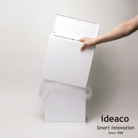 白色方形廚房按壓式垃圾桶，配有可掀蓋設計，垃圾袋套入其中。