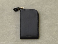 黑色全皮革拉鍊卡片鑰匙包，配有金色拉鍊和皮革拉環，整體呈現簡潔的長方形設計。