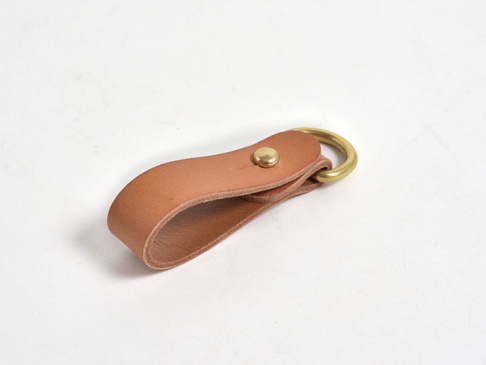 職人手作皮革吊掛扣帶 (KZ-3)，採用天然棕色皮革製成，搭配黃銅色金屬釦件與圓形掛環，設計簡約實用。