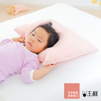 粉色兒童枕頭，柔軟材質，設計貼合嬰幼兒頭部曲線，適合睡眠時使用。