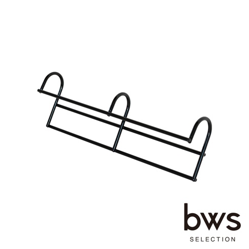 bws SELECTION 黑色金屬材質高低錯位耐重衣櫃掛架，採用三組掛勾支架設計，呈現雙層橫桿的懸掛結構，整體為簡約工業風，適合掛置衣物與生活用品。