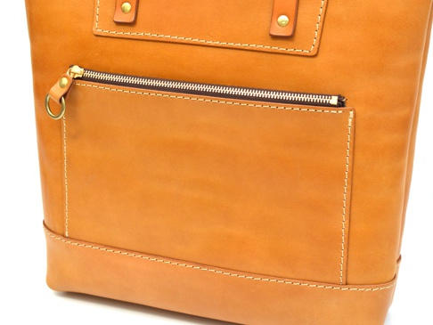 前面には使い勝手が良くて安心のファスナーポケットがつきます。(ポケットの寸法:横27×縦16(約/cm))