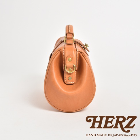 職人手作皮革口金醫生單肩包，採用淺棕色皮革製作，帶有黃銅色五金配件，設計經典復古。