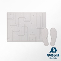 NANOLABO 珪藻土瞬間吸水地墊與鞋靴除濕墊組合，地墊印有幾何圖案，附有兩片鞋墊。