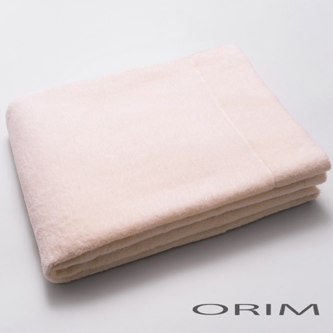 一條淡米色、柔軟、折疊的輕羽絨毯，材質呈現細緻絨毛紋理，邊緣有縫線。