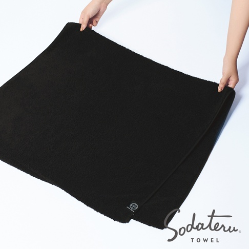 黑色毛巾，品牌 Logo 和 Sodateru TOWEL 字樣標示於左下角