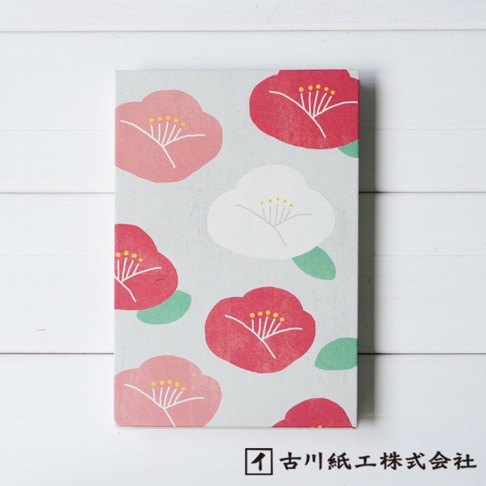 美濃和紙製成的御朱印帳，封面為淺灰色背景，印有粉紅色、紅色和白色的山茶花圖案，花蕊為黃色。