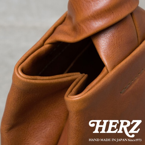 職人手作皮革Organ單柄手提包G-87，近距離特寫，展現溫潤的棕色皮革材質與精緻縫線細節。