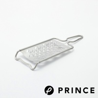 銀色金屬製長方形磨泥器，表面佈滿菱形及鋸齒狀孔洞，配有彎曲握柄。