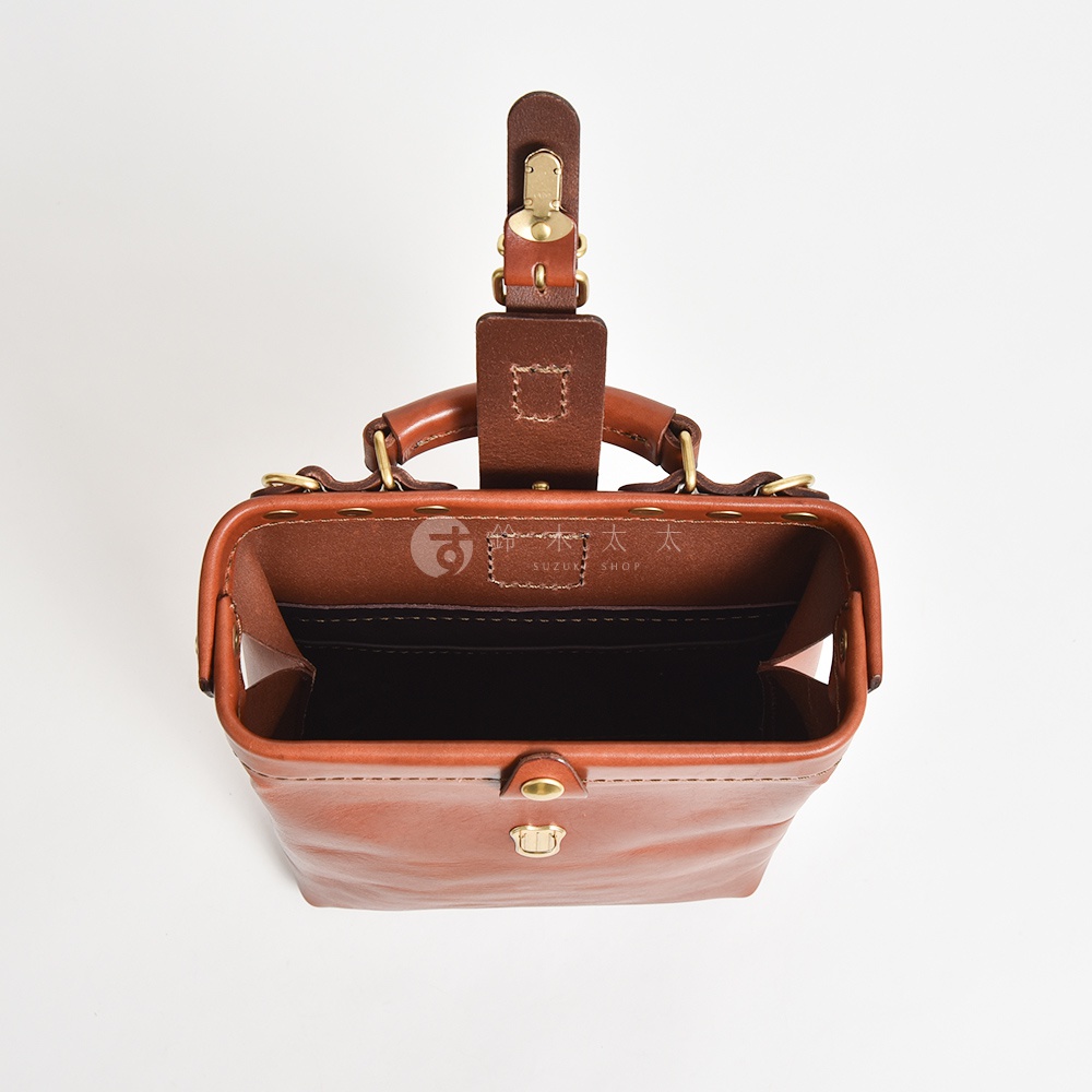 職人手作皮革迷你軟皮杜勒斯包，棕色皮革，頂部開口設計，配有金色金屬扣和提把，內部有暗袋。