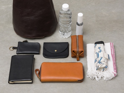 Mサイズ収納例:コード付きキーケース(GS-65)、ブックカバー(GS-40)、ペットボトル、小物入れ・ポーチ(GS-1)Sサイズ、ラージファスナーウォレット(GS-51)、スプレー、紙風船ポーチ(GS-38)Mサイズ、タオル、折りたたみ傘。