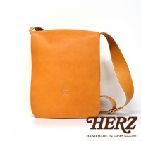 日本HERZ職人手作皮革軟皮直式斜背包，駝色，正面繡有Z字樣