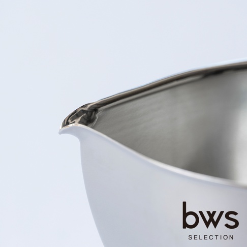這張照片特寫呈現了 bws SELECTION 不鏽鋼料理備料盆的局部細節，鏡頭聚焦於備料盆邊緣精心設計的導流尖嘴，金屬表面呈現細膩平滑的質感與自然光澤，整體色調簡潔明亮，突出備料盆導流口的實用設計。