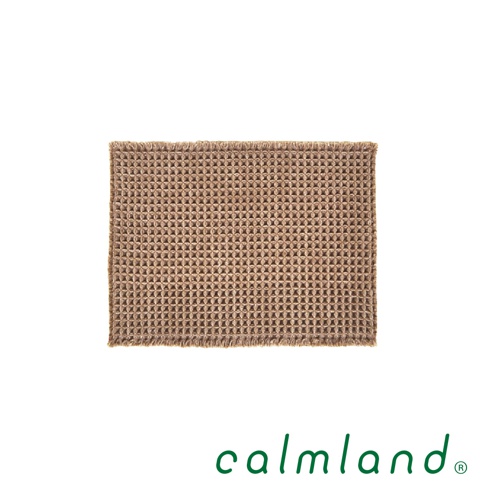 棕色鬆餅紋織紋吸水浴墊，帶有流蘇邊緣，材質看起來是天然纖維。