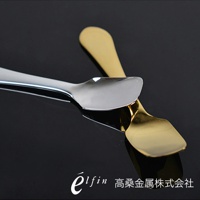 兩支日製純銅製成的冰淇淋匙，一支為銀色，一支為金色，皆呈現光滑金屬質感，置於黑色背景上。