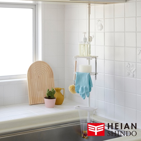 白色直撐式瀝水架，架上有洗碗精瓶、海綿、藍色手套、清潔刷，下方有瀝水籃，整體為廚房水槽旁的收納展示。