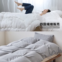 上方圖片為展示雙人 SOFAIR 無重力空氣被的兩段式廣告，上方為一位女子躺在蓬鬆的白色被子上，下方則展示了灰色被套與枕頭的細節。