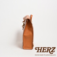 職人手作皮革紙袋風後背包，側邊視角，淺棕色皮革，配有金屬扣環。