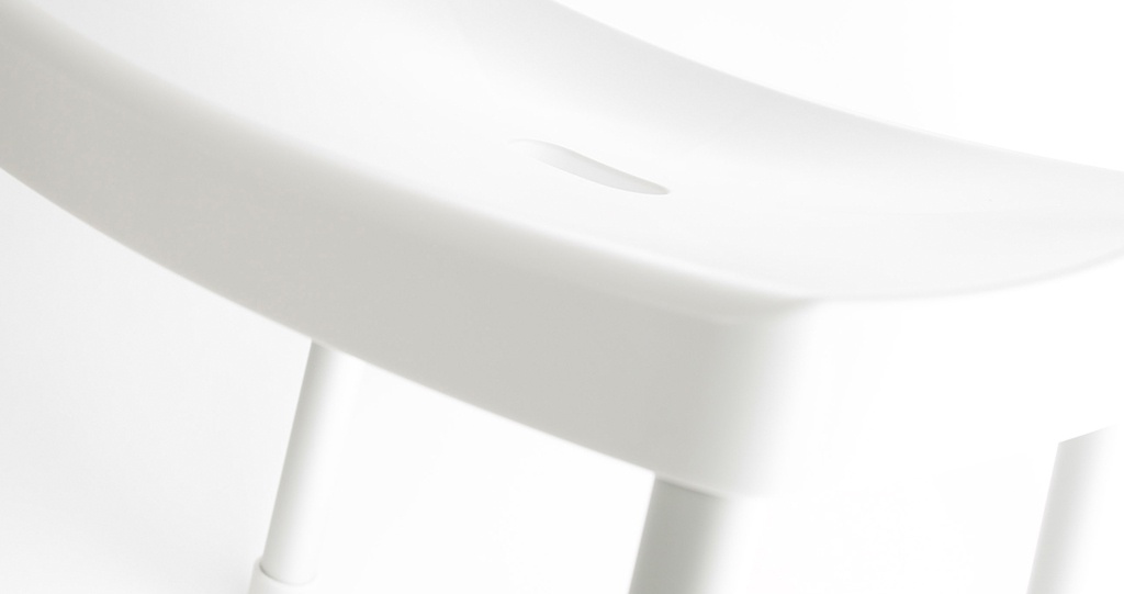 白色塑膠沐浴凳，設有供蓮蓬頭固定的凹槽，椅面為弧形設計，有四個椅腳。