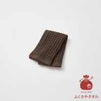 咖啡色菱格紋方巾，角落有日文標誌。
