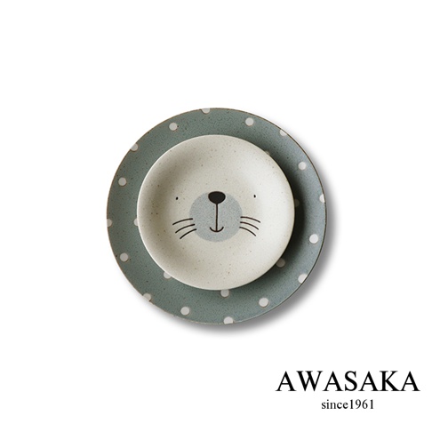 一組兩個餐盤，上面是淺色斑海豹臉部圖案，下面是藍綠色圓點圖案。